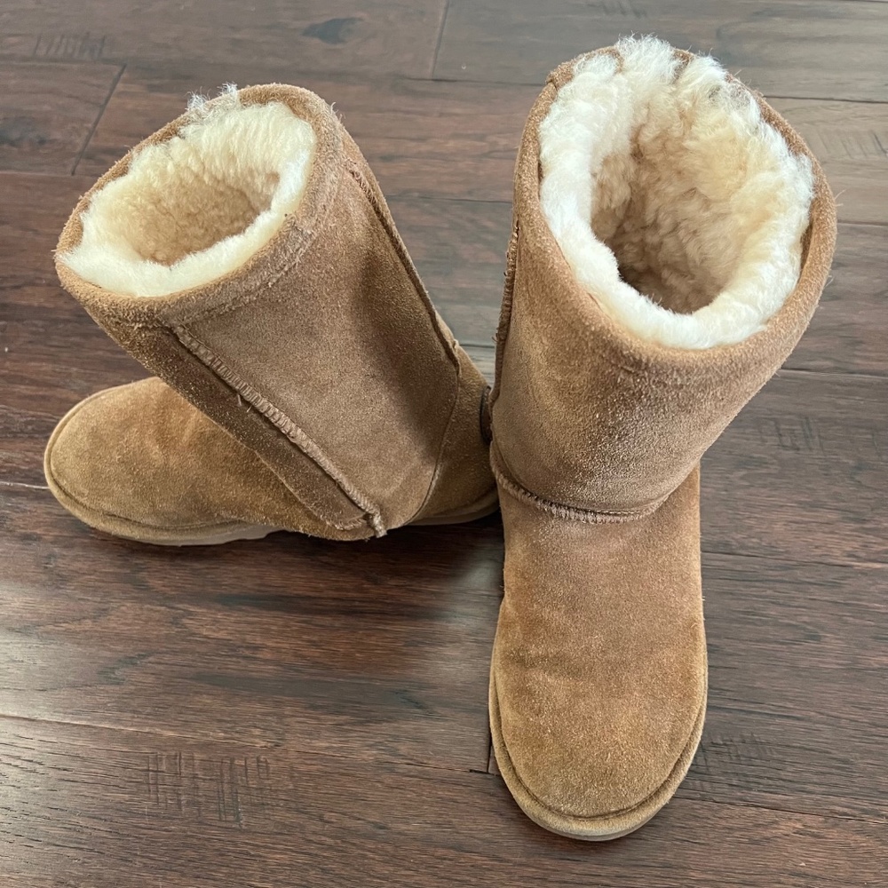 Elle Short Suede Boots from Bearpaw Size 6